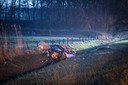 De gecrashte auto in de berm van de A12 na de achtervolging, vorig jaar februari, waarbij twee jonge mannen uit Tiel om het leven kwamen.