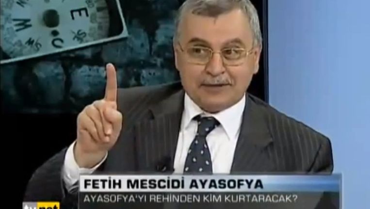 Ahmed Akgündüz in een uitzending van een Turks televisieprogramma. Beeld TVnet