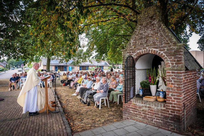 Openluchtmis voor Maria ten Hemelopneming op Piusplein in Uden ...