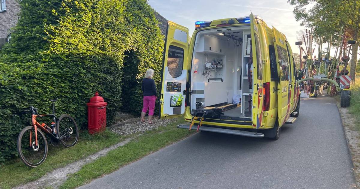 Fietser zwaargewond na aanrijding met trekker in Voorst.