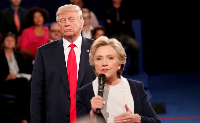 Oud-presidentskandidaten Hillary Clinton en Donald Trump tijdens een presidentieel debat in oktober 2016. Archiefbeeld.