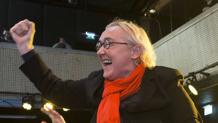 Lutz Jacobi van de PvdA juicht en gaat op de schouders bij het bekendmaken van de uitslag van de herverdelingsverkiezingen van zeven Friese gemeenten. Beeld anp