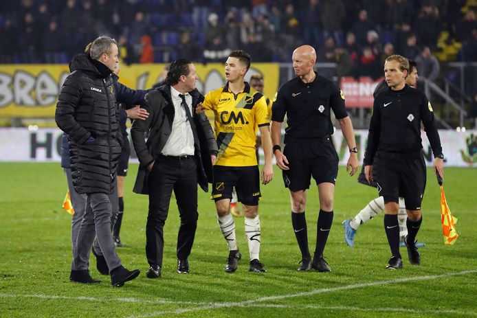 Een legendarisch moment: Meijers moet zijn trainer, Stijn Vreven, tegenhouden als hij verhaal komt halen bij scheidsrechter Siemen Mulder na de tumultueuze slotfase van NAC - FC Twente op 12 december 2017.