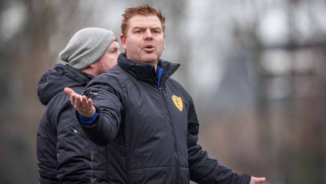 Boze Alcides-trainer gooit stoel tegen grensrechter: ‘Doe je dat thuis ook, Wilko?’