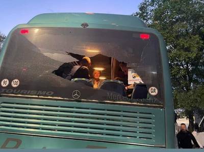 Tensions en Grèce: une vitre d'un bus brugeois brisée, la police en état d’alerte