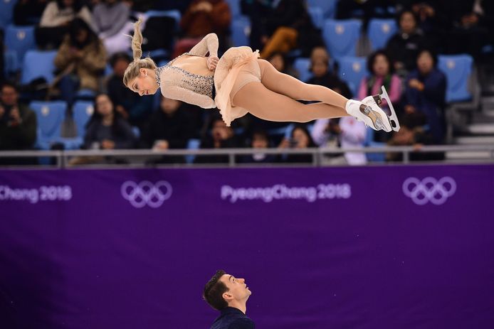 Alexa Scimeca Knierim wordt gelanceerd door Chris Knierim bij het kunstrijden.