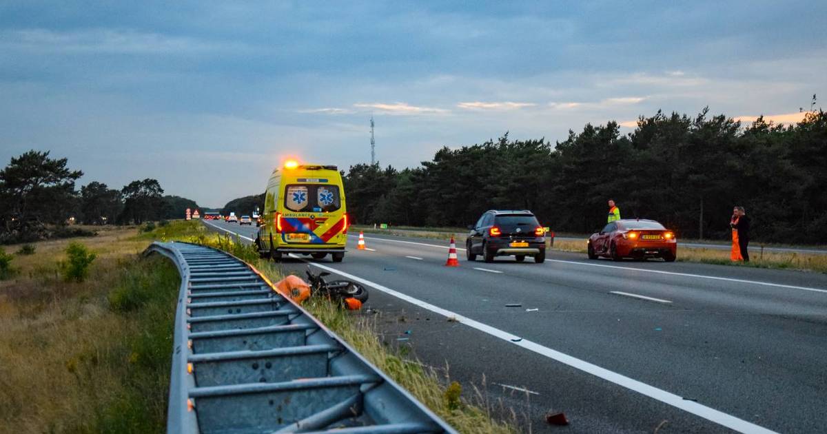 Motor belandt half onder de vangrail na aanrijding met auto op A1