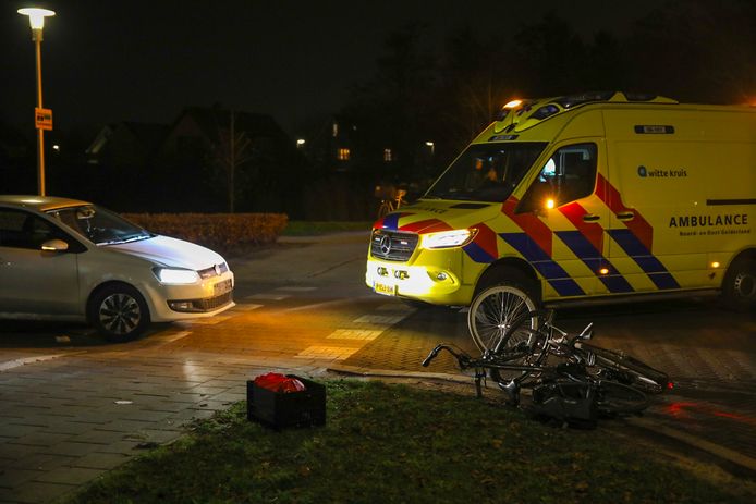Op de kruising van de Calypsostraat met de Anklaarseweg in Apeldoorn is een fietser gewond geraakt bij een ongeluk.