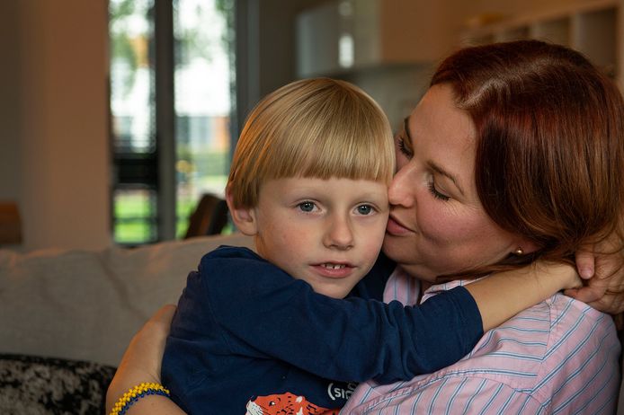 Mariia Plotnikova vluchtte met haar zoontje Georgii naar Breda. Zij werkt hier als onderwijsassistent, hij zit op een reguliere basisschool: ‘Ik kan niet maanden wachten, wil dat niet. Dit is nu mijn leven.’