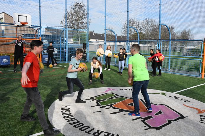 Leerlingen van groep 7A van de Brede Bossche School in de wijk De Haren komen aan hun trekken tijdens de clinic, gegeven door de sporticonen Henk Pieterse en Nasser el Jackson. De middenstip met bijbehorend logo is een creatie van de leerlingen zelf.