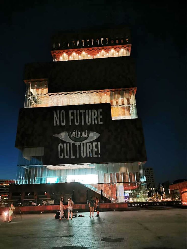 Protest tegen avondklok aan MAS met lasers en licht ...