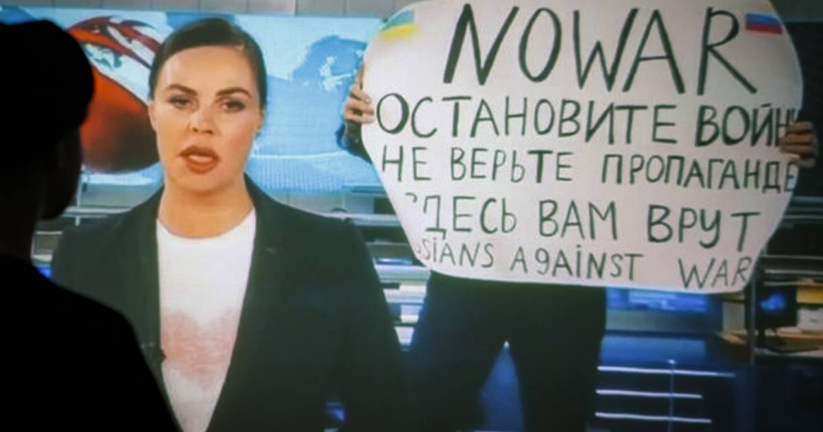 'Poetin Moordenaar': nieuw protestbord van Russische journalist