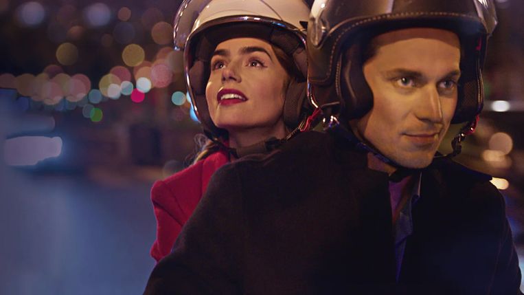 Lily Collins en Lucas Bravo in 'Emily in Paris' Beeld TMDb