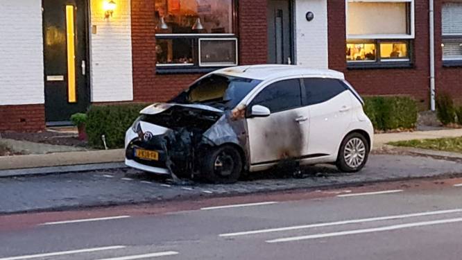 Geparkeerde auto vliegt in brand in Glanerbrug