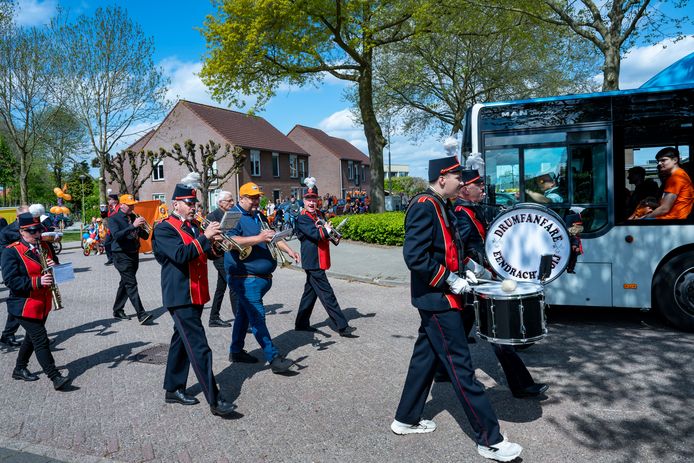 Voor het eerst in twee jaar marcheert drumfanfare Eendracht weer door het dorp Ooij. Tientallen kinderen op versierde fietsen rijden achter de muziek aan.