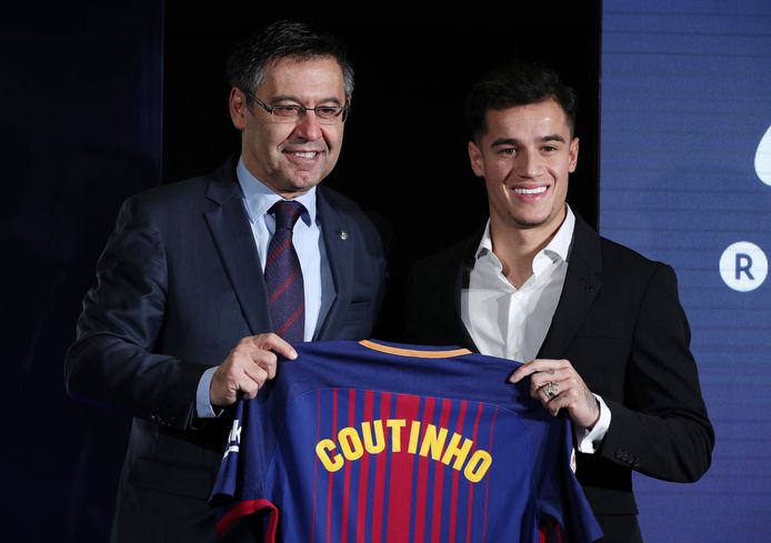Philippe Coutinho met Barça-voorzitter Bartomeu.