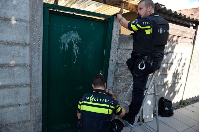 Arrestatieteam valt Bredaas huis binnen. Het vermoeden was dat daar een man met mogelijk een vuurwapen verstopt zat.