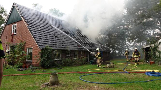 Uitslaande brand legt boerderij grotendeels in de as in buitengebied Den Velde