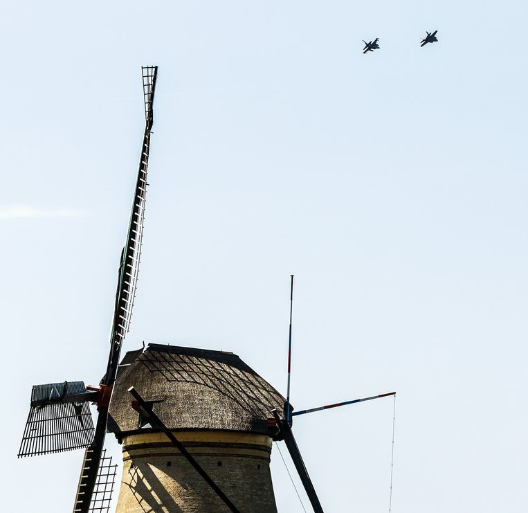 Boven het pittoreske Kinderdijk was de JSF wel te spotten (begeleid door een F-16, links). Beeld anp