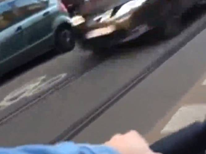 VIDEO. Wegpiraat scheurt rakelings langs fietsster in Brussel: "Ik heb er genoeg van. F*cking hell"