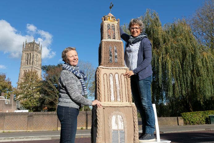 Els van Eijk en Marij van Dongen hebben samen met het brei-collectief van Elliz in Company hard gewerkt om de toren op tijd klaar te krijgen.