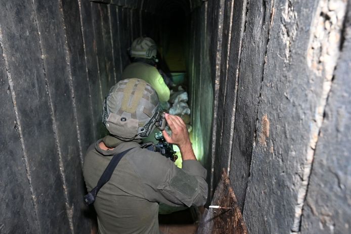 Israëlische soldaten onderzoeken een tunnel onder het Al-Shifa ziekenhuis in Gaza.