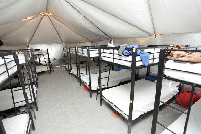 Bedden in de tent bij het opvangcentrum in Yuma.