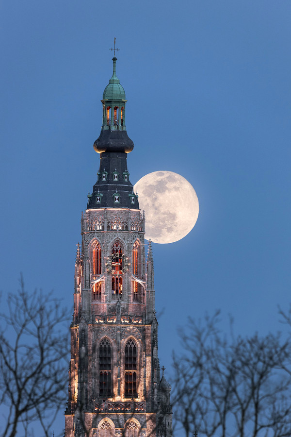 megamaan-met-doorsnede-van-7-meter-hangt-binnenkort-in-de-bredase-grote