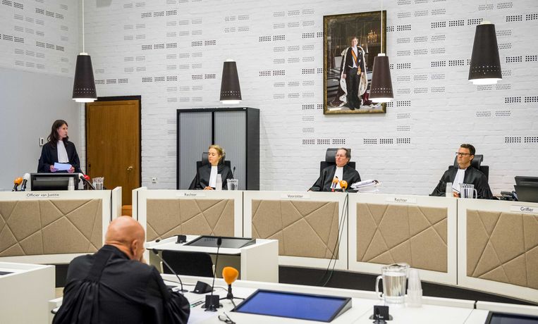 Rechters (VLNR) De Boer, voorzitter Milius en Van Eijk voorafgaand aan de zaak tegen oud-beveiliger Faris K. Beeld ANP