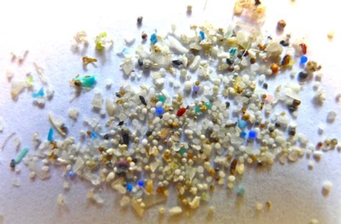 Microplastics zijn kunststofdeeltjes die kleiner zijn dan 1 millimeter.