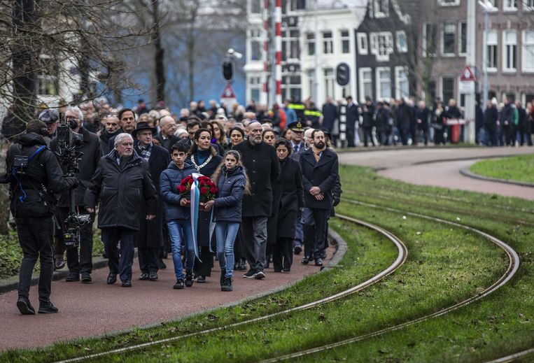 Voorafgaand aan de toespraken liepen honderden mensen mee met een stille tocht vanaf het stadhuis naar het Wertheimpark in de Plantagebuurt. Beeld ANP