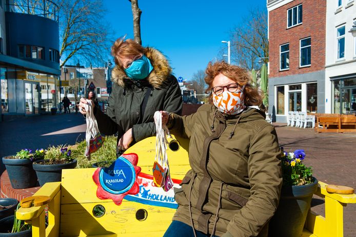 Zussen Anita van Holst (links) en Debora Boadu van The Melting Shop leveren handgemaakte mondkapjes. Deze zijn meteen een succes.