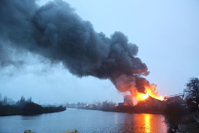 Brandweer Verwacht Woensdag Nog Hele Dag Bezig Te Zijn Met Blussen In Den Bosch Hoogst Uitzonderlijk Materieel Gebruikt Den Bosch Vught Bd Nl