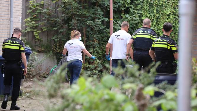 Buren slaan alarm waarna politie overleden vrouw aantreft in woning Folke Bernadottestraat