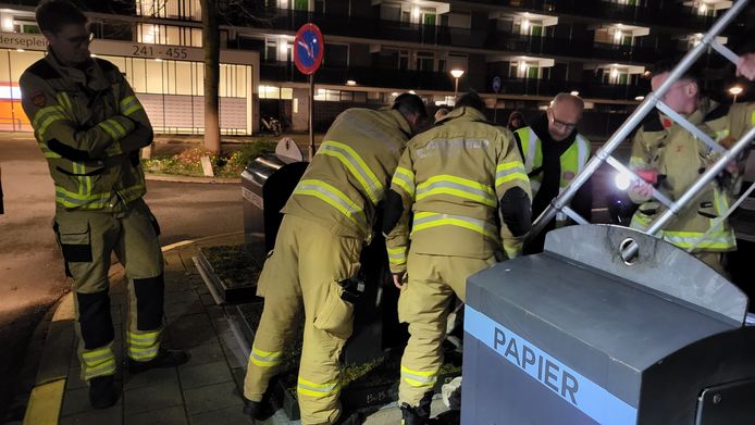 De brandweerlieden gingen met een ladder de container in.