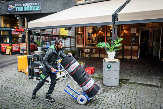 Jesse Ormel rijdt twee fusten bier naar café Jansen en Janssen.