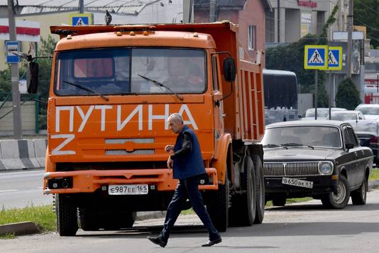 Een man loopt langs een vrachtwagen waar 'Voor Poetin' op staat geschreven, in Rostov aan de Don.