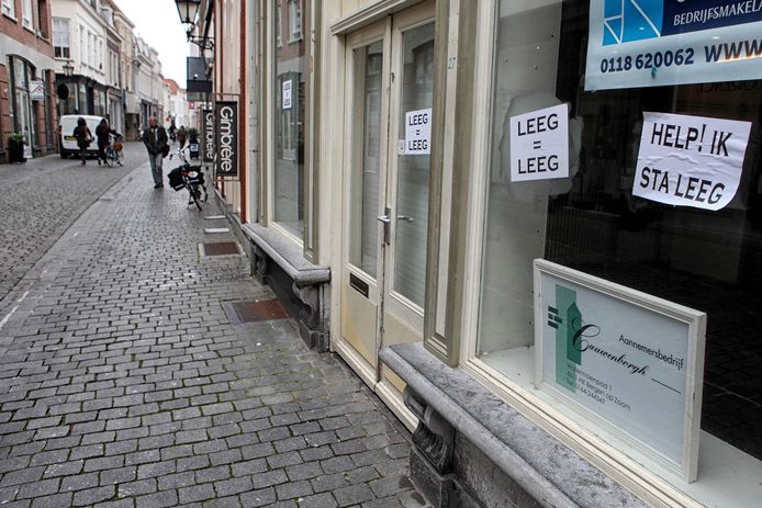Archieffoto: Leegstand is al langer een probleem in Bergen op Zoom. In 2016 werden leegstaande panden beplakt met kreten als 'Help ik sta leeg'.