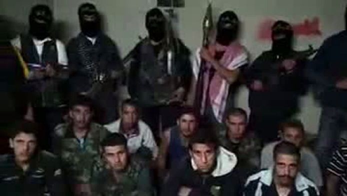 Een beeld van een YouTube-video waarop te zien is hoe vermeende Syrische soldaten vastgehouden worden door opstandelingen.