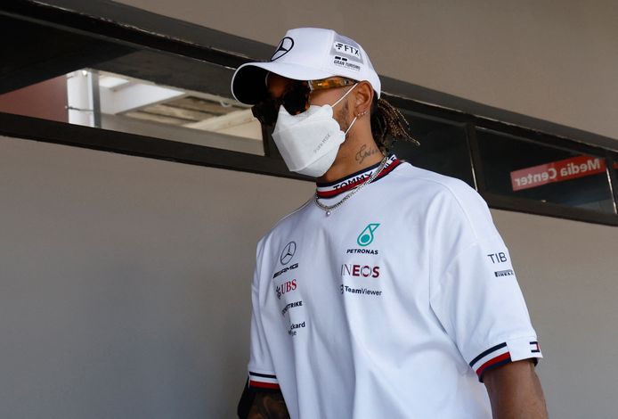 Lewis Hamilton voorafgaand aan zijn eerste sessie in Barcelona.