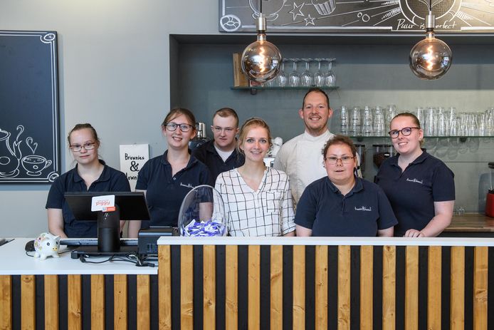 Het nog prille bedrijf Brownies&downieS krijgt al een tweede vestiging. Van links naar rechts Charlotte, Loraine, Romeo, Anne van der Raadt (eigenaar), Vincent, Maaike en Charissa.