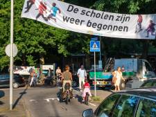 Ouders en kinderen in actie tegen gevaarlijke verkeersoverlast bij Heijenoordschool in Arnhem