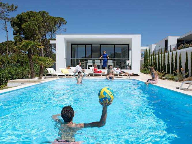 WOONVIDEO. Kijk binnen in deze nieuwbouwvilla met verwarmd zwembad aan de Portugese Zilverkust