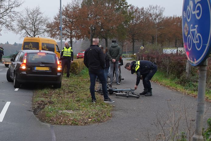 Het ongeluk gebeurde op een oversteekplaats in Wilp, de fiets van de jongen is na de klap doormidden gebroken.