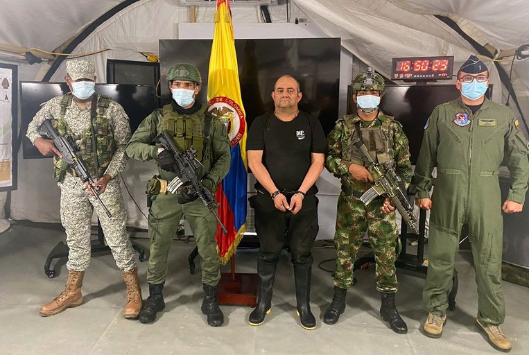 Drugscrimineel Dairo Antonio Usuga (midden) te midden van Colombiaanse militairen zaterdag na zijn aanhouding. Beeld EPA