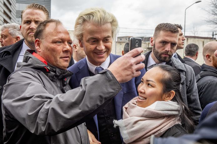 Geert Wilders gaat op de markt in Heerlen op de foto met een voorbijganger. Even daarvoor is verdachte Dick J. opgepakt omdat hij Wilders iets zou willen aandoen.