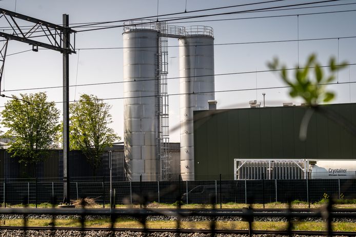 Nederland,  Boxtel, varkensslachterij Vion heeft 2 silo’s neergezet, volgens Mirjam Bemelmans is deze actie illegaal.