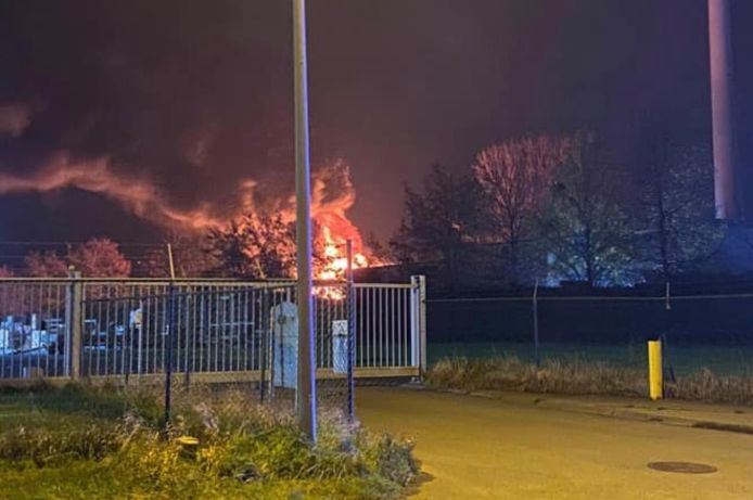 De hevige brand bij het bedrijf Staelens Recup in Ieper ging gepaard met een grote rookontwikkeling.