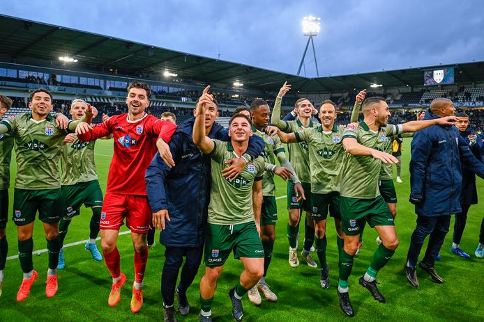 PEC Zwolle viert feest voor het uitvak na de 0-3 zege in Almelo. ,,Wij staan bovenaan."