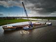 De Holland 1, een zogeheten splijtschip met kraan, voert de baggerwerkzaamheden uit. Opdrachtgever is Rijkswaterstaat.
